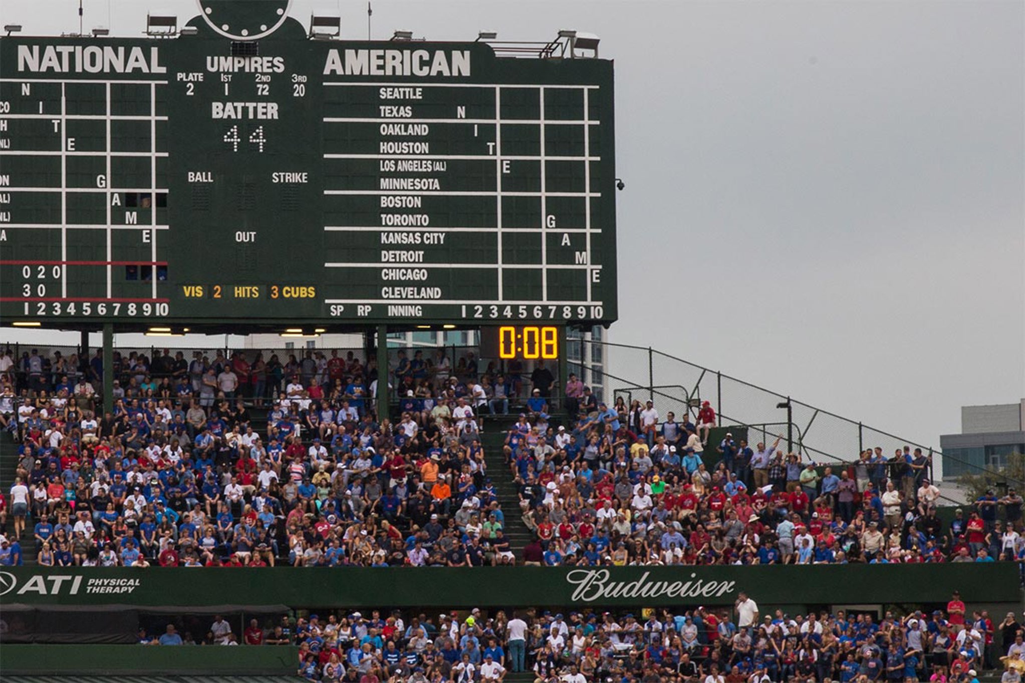 WRIGLEY FIELD SCOREBARD CLOCK IS CHICAGO CUBS GAME' Men's T-Shirt