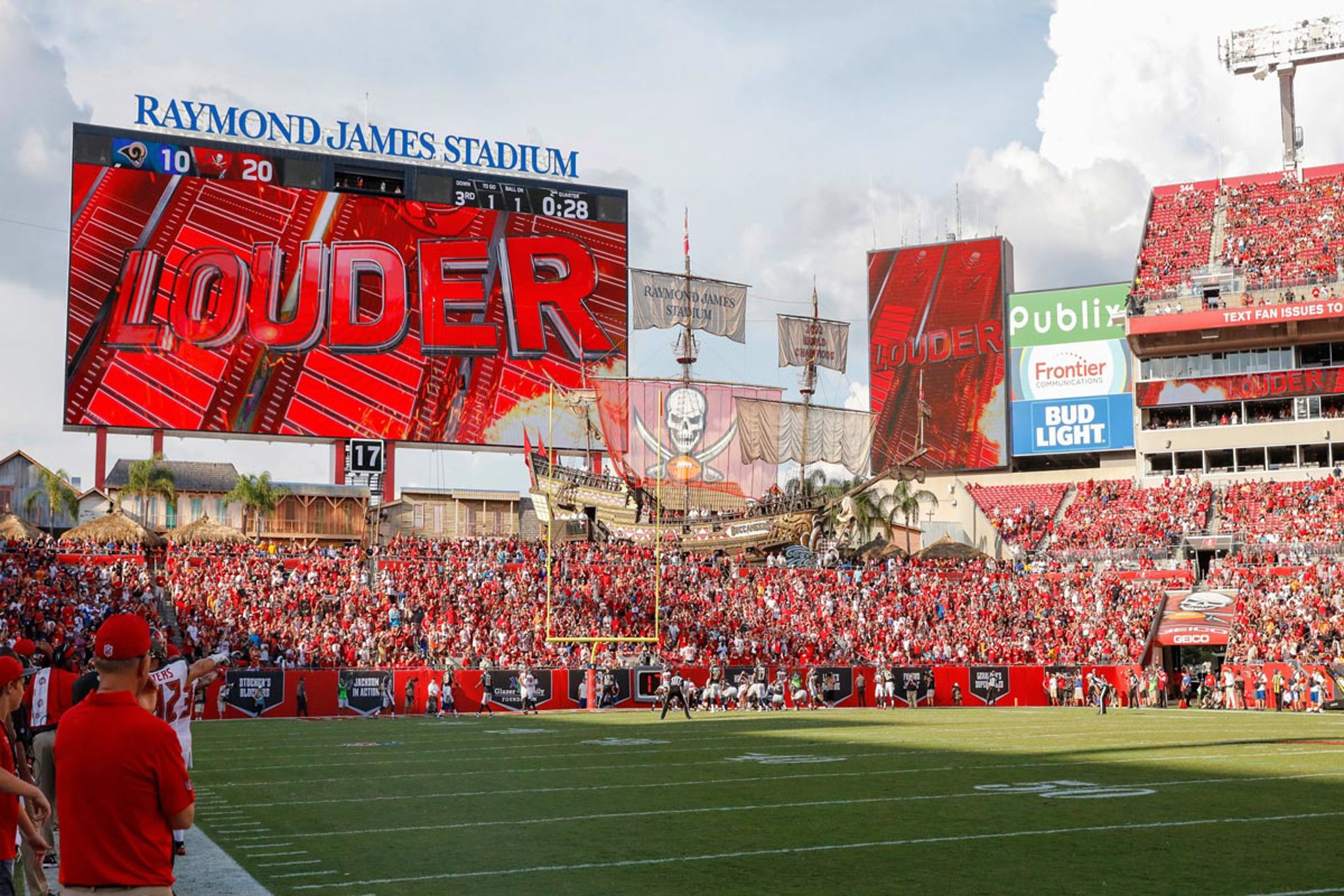 Tampa Bay Buccaneers Team Store - Sporting Goods Retail in Raymond James  Stadium